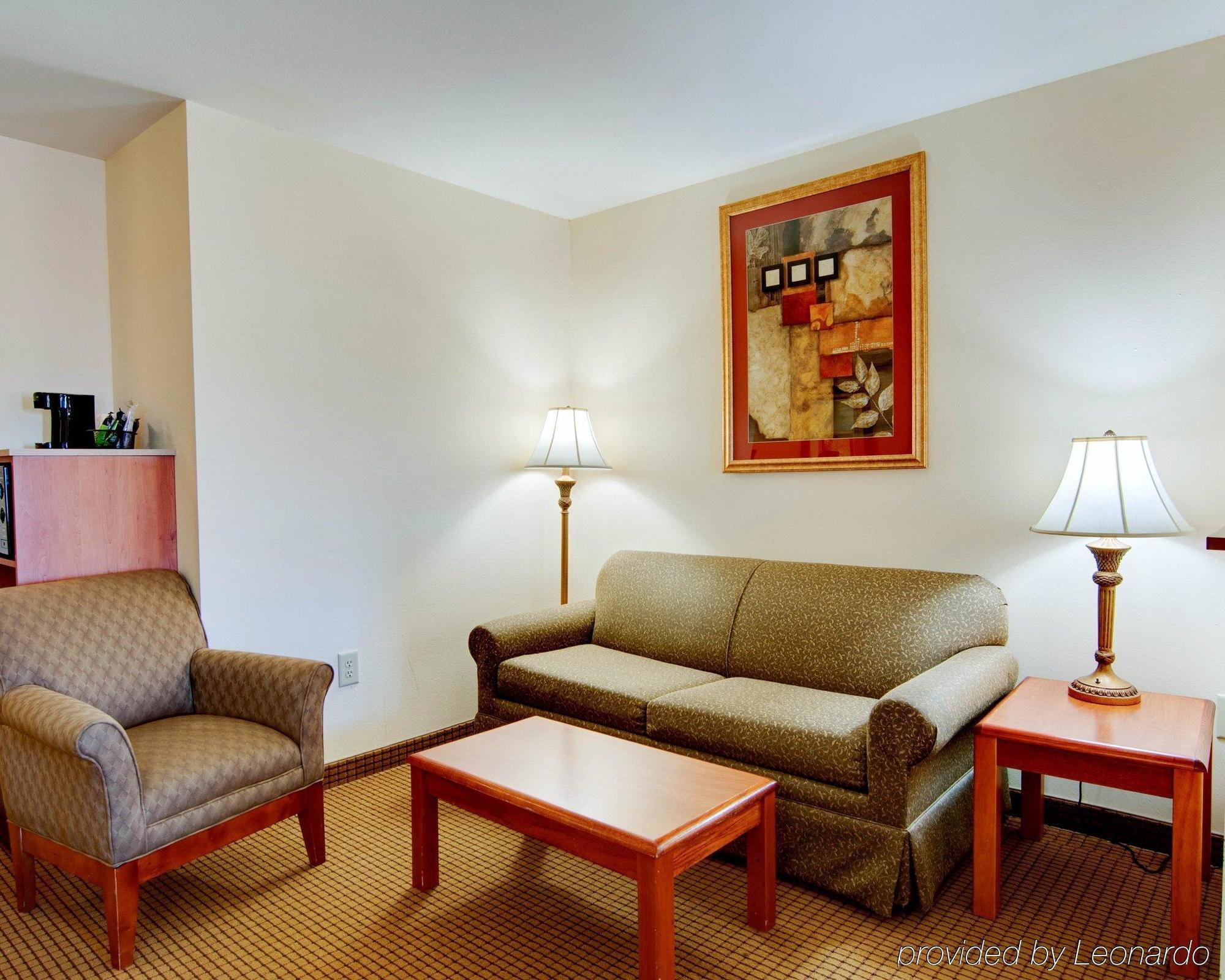 Comfort Suites Уитвил Екстериор снимка