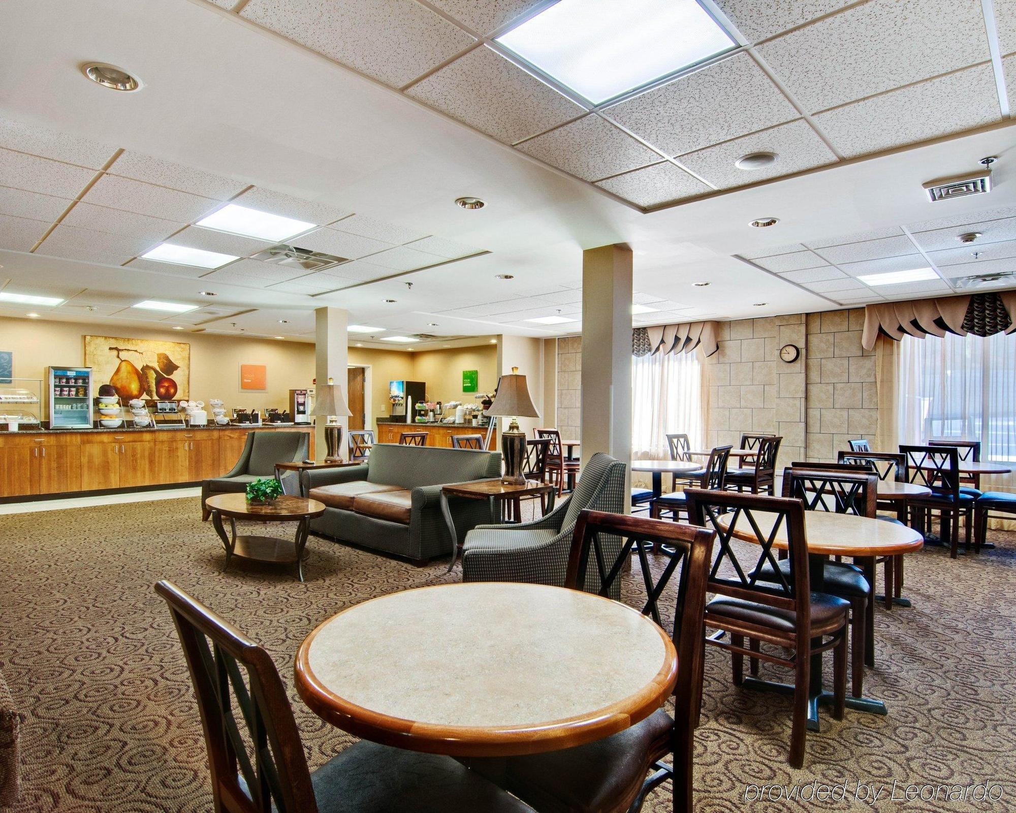Comfort Suites Уитвил Екстериор снимка